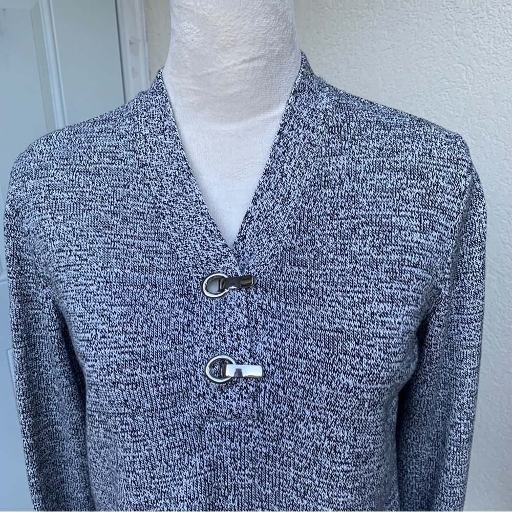 KAREN SCOTT. M. Henley. Black/White knit sweater top.2-Silver clips on front.